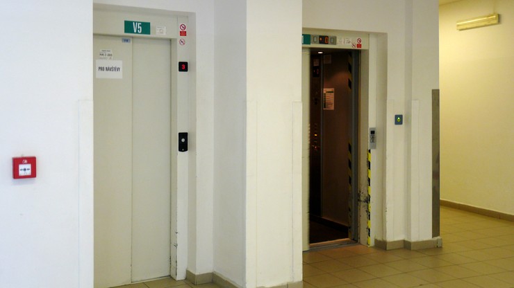 Zginęła kilka chwil po urodzeniu dziecka. Zmiażdżyła ją szpitalna winda