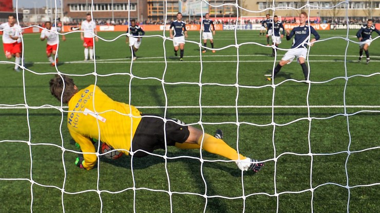 45-letni Van der Sar postanowił pomóc dawnej drużynie. Obronił karnego