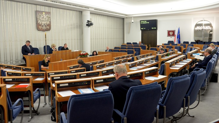 "Ingeruje w życie rodzinne" - Senat o unijnej dyrektywie ws. zmian w urlopach rodzicielskich