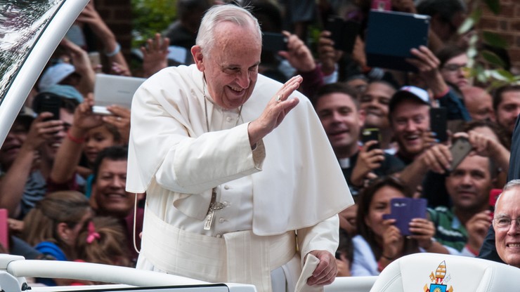 Wtorkowy obiad Franciszek zje na plastikowym talerzu i popije wodą z kranu