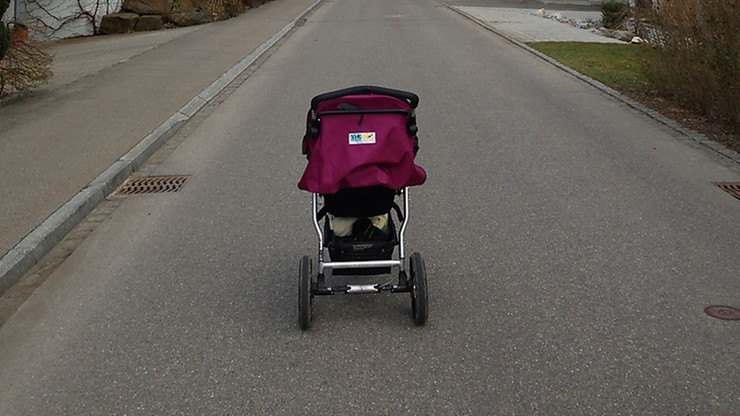Pijany leżał na ziemi. Obok w wózku spał jego 5-miesięczny syn