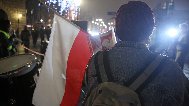 61 proc. Polaków uważa, że PiS nadużywa władzy; 45 proc, że rządzi zgodnie z wolą wyborców - sondaż CBOS