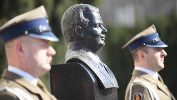 10-04-2017 19:39 Na Placu Piłsudskiego odsłonięto popiersie Lecha Kaczyńskiego