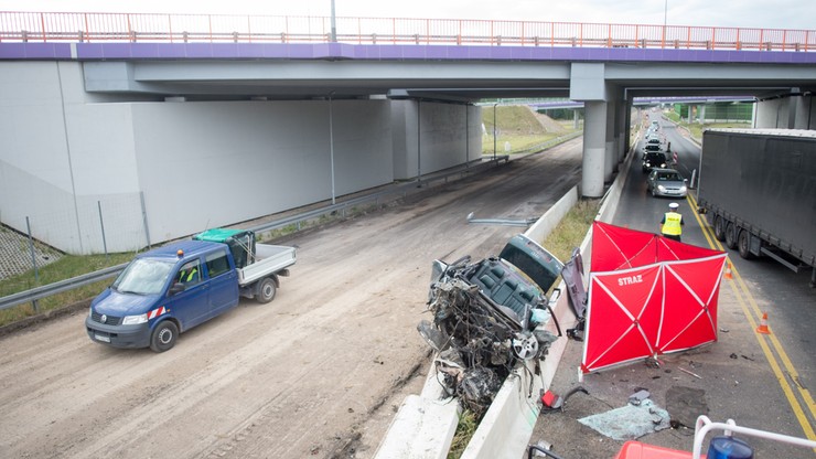 Z wiaduktu na A1 spadło audi. Kierowca zginął na miejscu