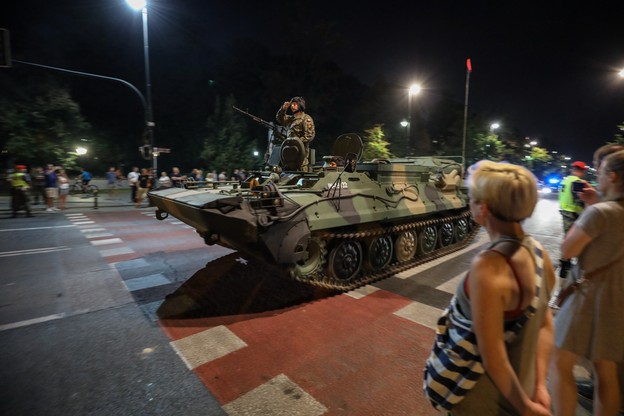 Nocna próba przed defiladą z okazji święta Wojska Polskiego