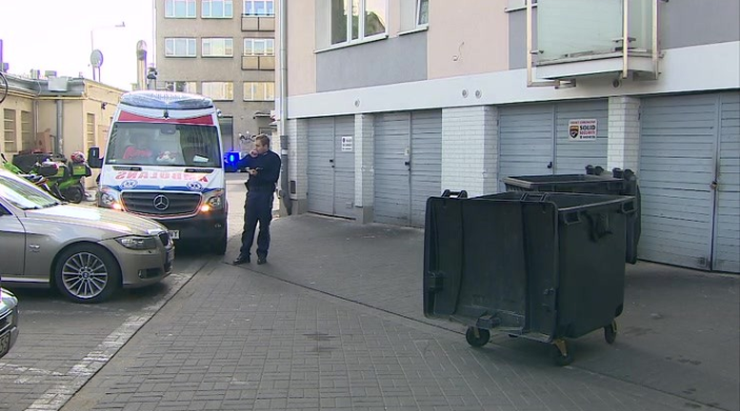 Wyskoczył z trzeciego piętra. Uratowali go przechodzień i... kosz na śmieci