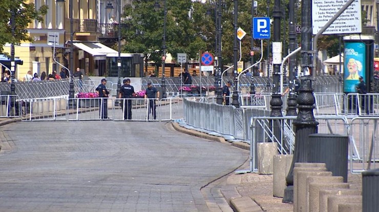 Wojewoda mazowiecki zakazał kontrmanifestacji na Krakowskim Przedmieściu
