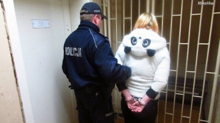 Matka i córka groziły pobiciem ojcu. Zaatakowały policjantów