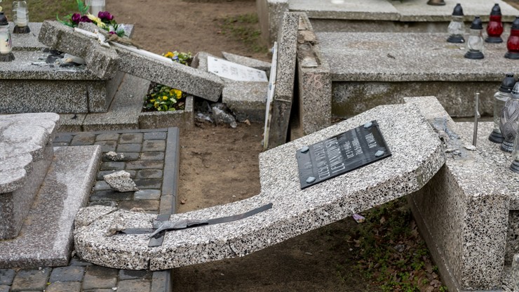 Zarzuty dla podejrzanego o zdewastowanie nagrobków w Skępem