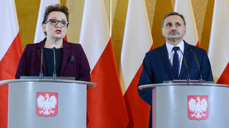 MEN opublikował wzór uchwały, jaką mają przyjąć samorządy ws. sieci szkół