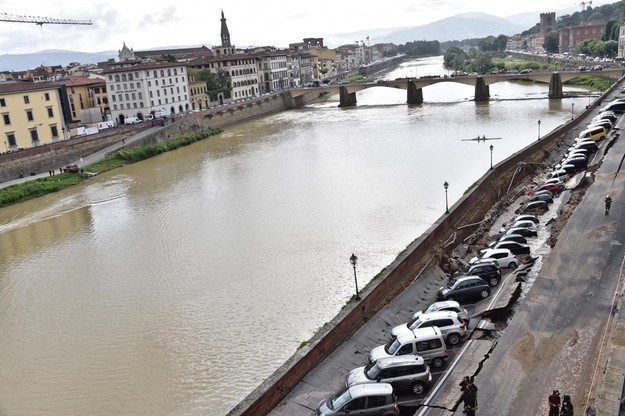 Florencja: ogromna rozpadlina w centrum. Zagrożone zabytki