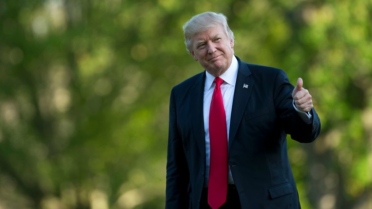 "Kupuj amerykańskie i zatrudniaj Amerykanów". Trump podpisał rozporządzenie