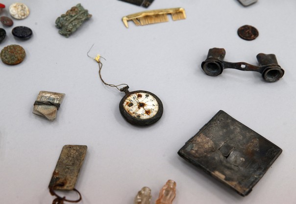 Przeleżały w magazynie pół wieku. Prezentacja przedmiotów ofiar Auschwitz