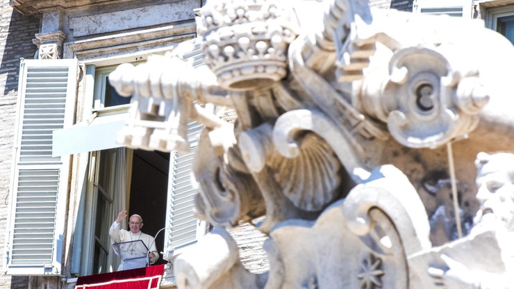 Papież Franciszek lubi brownie i śpiewa tango przy goleniu