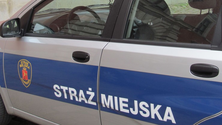 25-latek powiesił się w samochodzie straży miejskiej. Był przewożony do izby wytrzeźwień