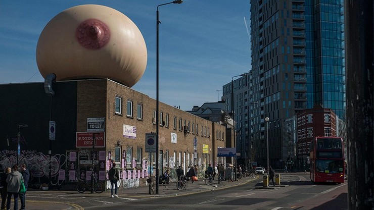Wielka dmuchana pierś w centrum Londynu. Promuje karmienie dzieci w miejscach publicznych