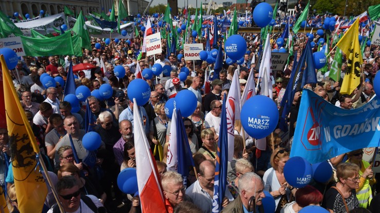 Zandberg: ochrona marszu PO szarpała demonstrantów z tęczową flagą. Grabiec: to był nieprzemyślany happening