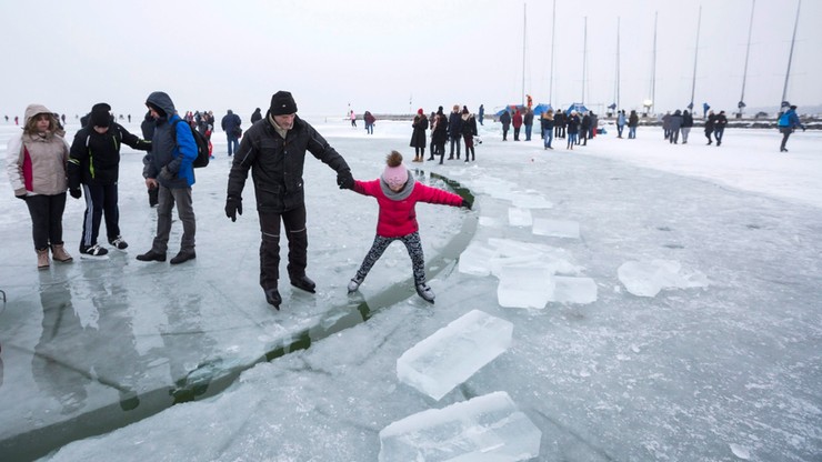 Karuzela na zamarzniętym Balatonie. Węgrzy korzystają z zimy