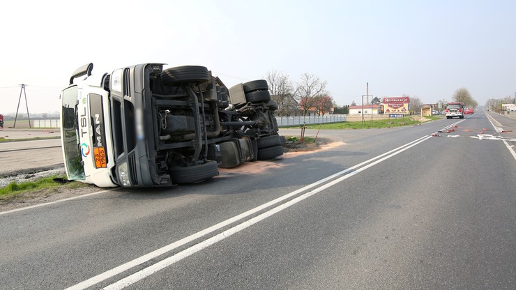 Cysterna z gazem przewróciła się na drodze krajowej 25. Są utrudnienia