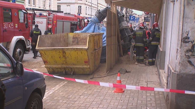 Wypadek w trakcie remontu kamienicy. Zsyp budowlany spadł na kobietę