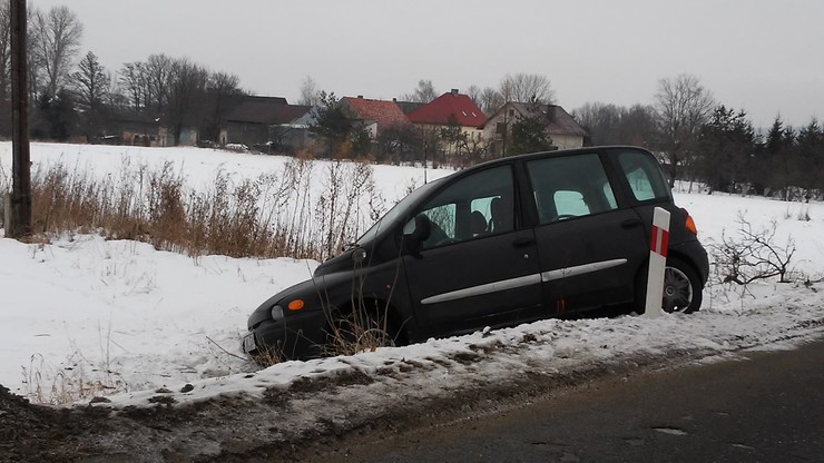 Auto w rowie w Starej Łomnicy