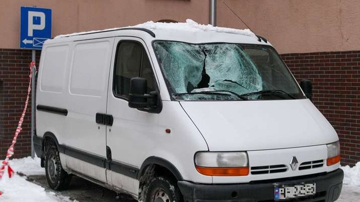 Urzędniczka skoczyła z czwartego piętra. Spadła na samochód. Chciała się zabić