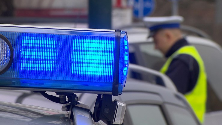 Jechali do weterynarza z ciężko chorym psem. Policjanci pomogli im "przebić się" przez miasto