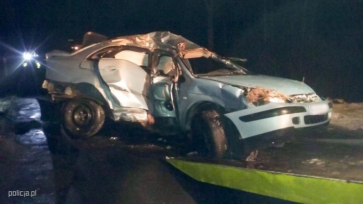 Wisiał głową w dół przez 40 minut. Po dachowaniu nie mógł wyjść z auta