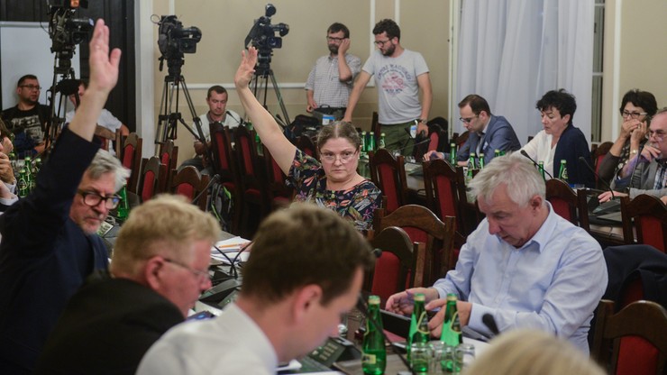 Burzliwe obrady. Sejmowa komisja za projektem ustawy o TK opartej na propozycjach PiS