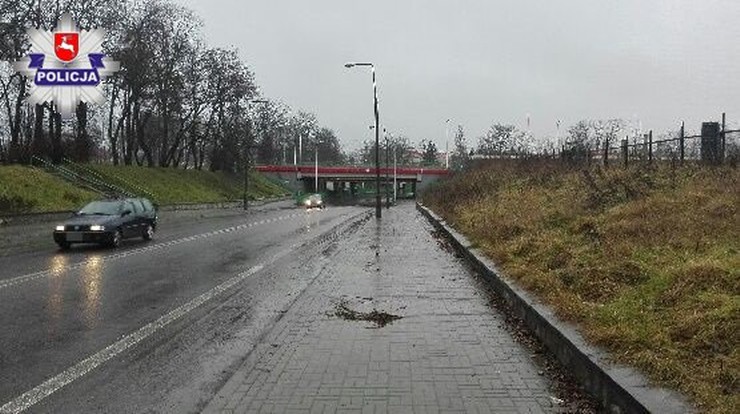 Z wiaduktu na przejeżdżający samochód spadł ciężki młot. Ranny został pasażer