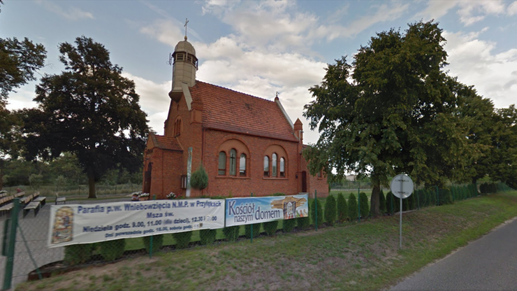 Wjechała w ludzi przed kościołem. Prawdopodobnie ustawiła niewłaściwy bieg w aucie