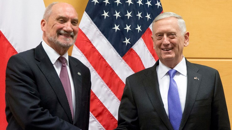 "Podjęliśmy decyzję o ustanowieniu bezpośredniego kontaktu". Szef MON po spotkaniu z sekretarzem obrony USA