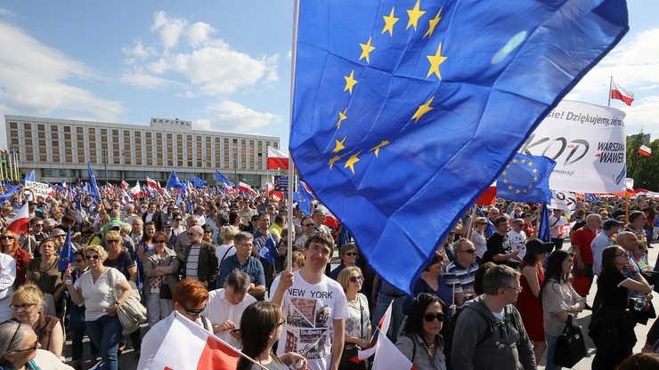 "Kilkaset tysięcy Polaków wysłało sygnał i zasługuje na odpowiedź" - niemiecka prasa o sobotniej manifestacji