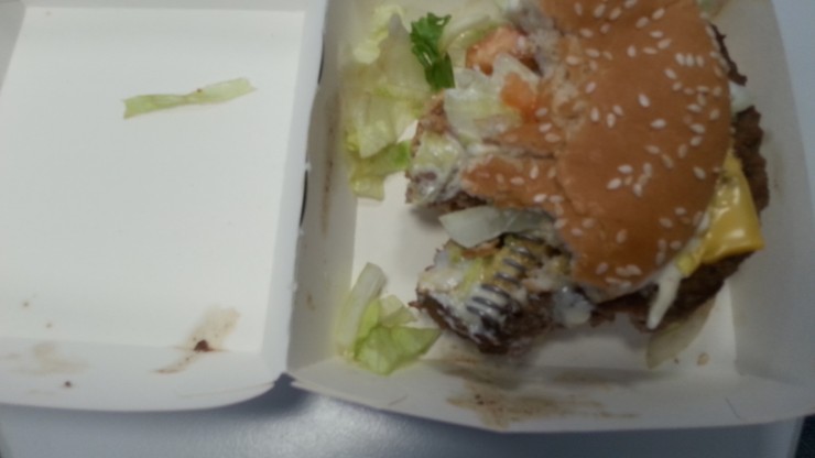 Znalazł sprężynę w kanapce McDonald's w Jankach