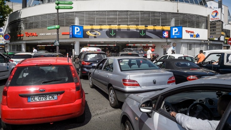 Francja: setki stacji benzynowych bez paliwa z powodu strajku