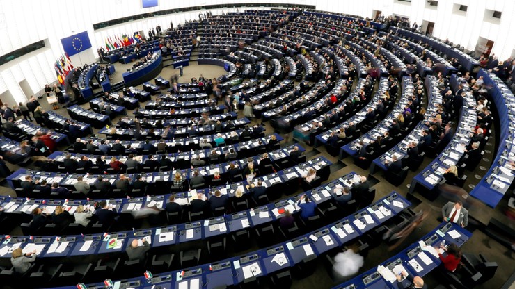 Minimalna pensja i czas pracy oraz europejska karta ubezpieczenia - europosłowie za prawami pracowników