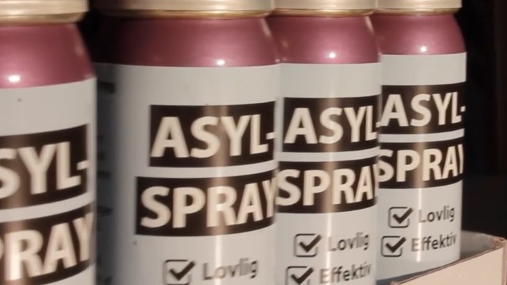 Rozdawał "spray na uchodźców". Odpowie za głoszenie rasizmu