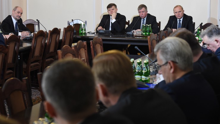 Szef MON: nie wskazuję przyczyn tragedii, wskazuję przyczyny powołania komisji smoleńskiej