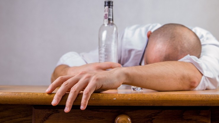 "Trzeba zakazać reklam alkoholu i ograniczyć jego dostępność". Biskup apeluje