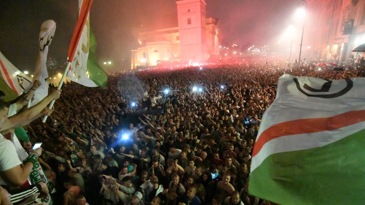 Kibice Legii świętowali z drużyną na Placu Zamkowym