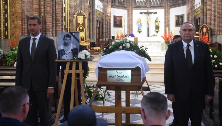 Józef Grudzień spoczął na warszawskich Powązkach. "Wielki mistrz, wspaniały człowiek"