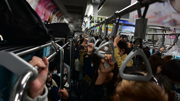 Tokio chce walczyć z tłokiem w metrze. Zachęca firmy, by ich pracownicy rozpoczynali pracę przed godz. 8 lub po 9