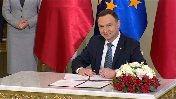 Prezydent podpisał ustawę obniżającą wiek emerytalny. "Traktujemy tę sprawę jako niezmiernie ważną"