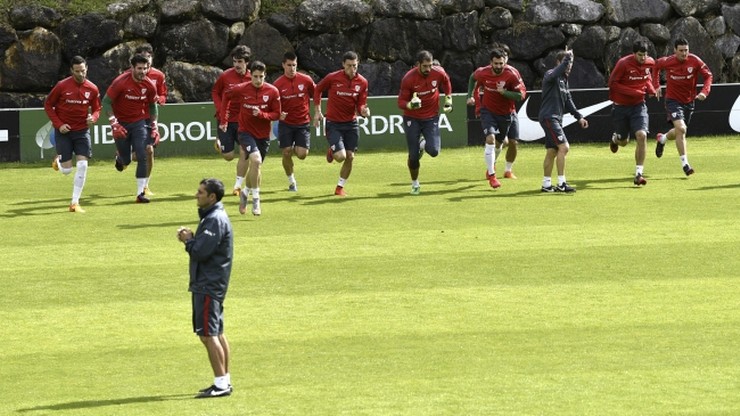 Trzy hymny na Camp Nou?