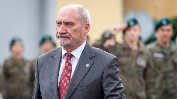 Macierewicz: "fabryki trolli" atakują MON i inne resorty