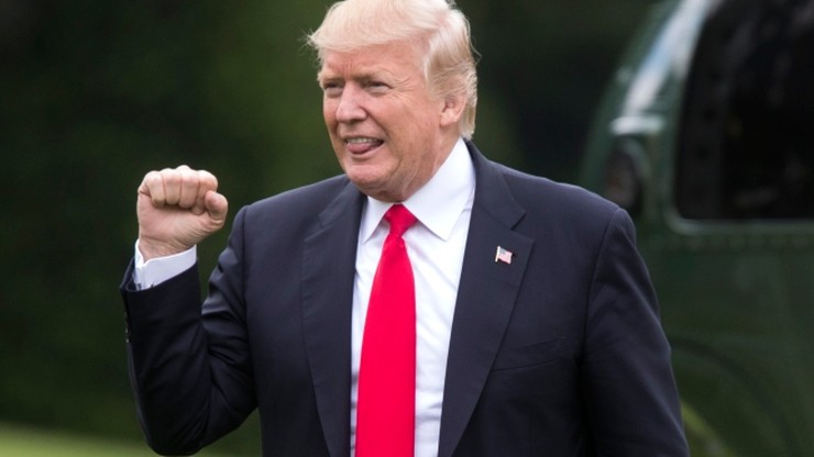 Trump zadowolony z deklaracji Comeya, bo "oczyszcza z podejrzeń"