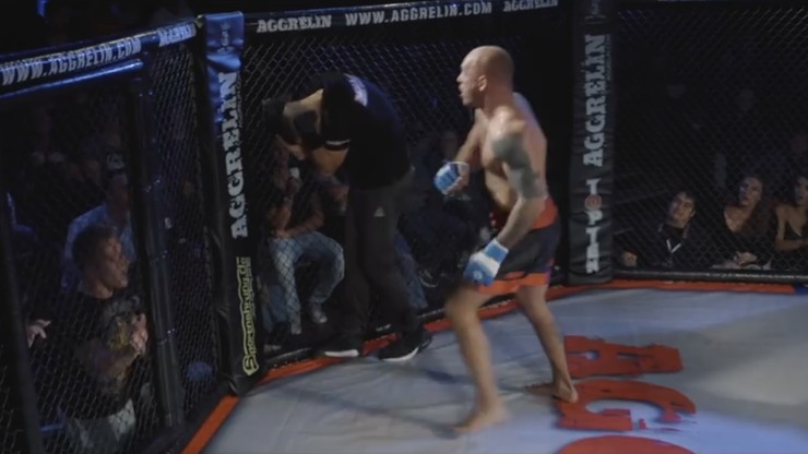 Sędzia MMA uderzony przez zawodnika... za spóźnioną decyzję! (WIDEO)