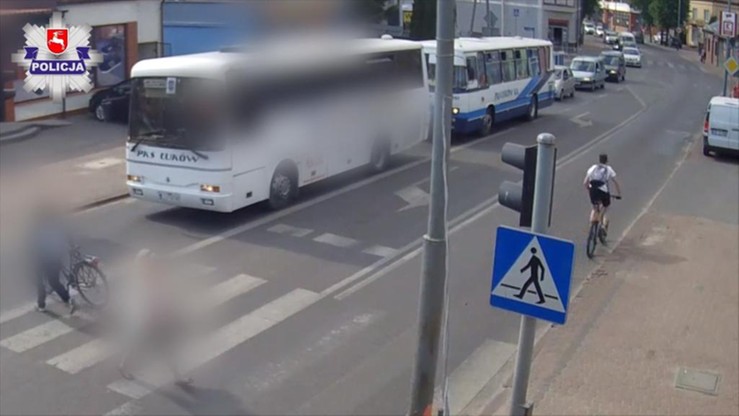 17-latek na rowerze potrącił pieszą na pasach. Kobieta trafiła do szpitala