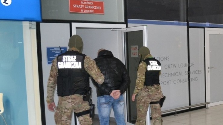 Pijany pasażer obmacywał stewardessę. Strażnicy graniczni wyprowadzili go z samolotu