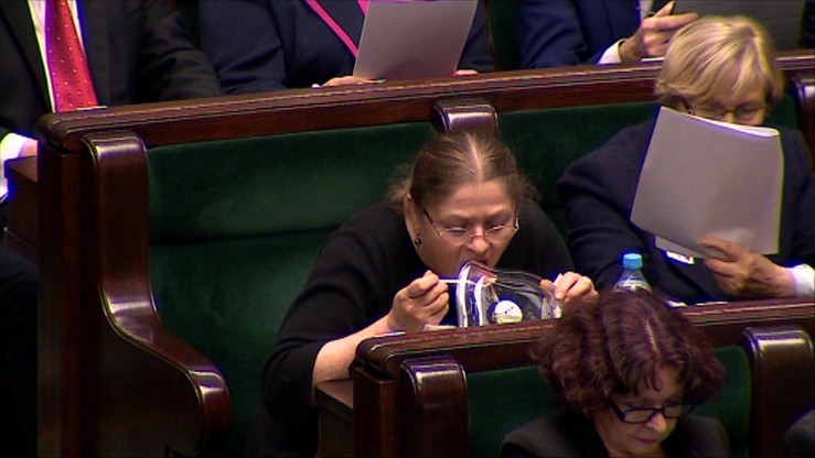 Suski do Pekinu na konkurs pianistyczny, Pawłowicz pierwszą klasą do Tokio. Dokąd i za ile podróżują posłowie
